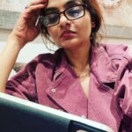 Madhoo Instagram - #movieaddict #ipadcrazy 🌸🌸🌸