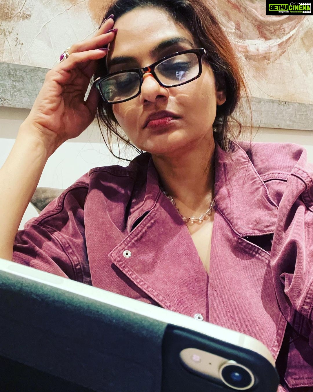 Madhoo Instagram - #movieaddict #ipadcrazy 🌸🌸🌸
