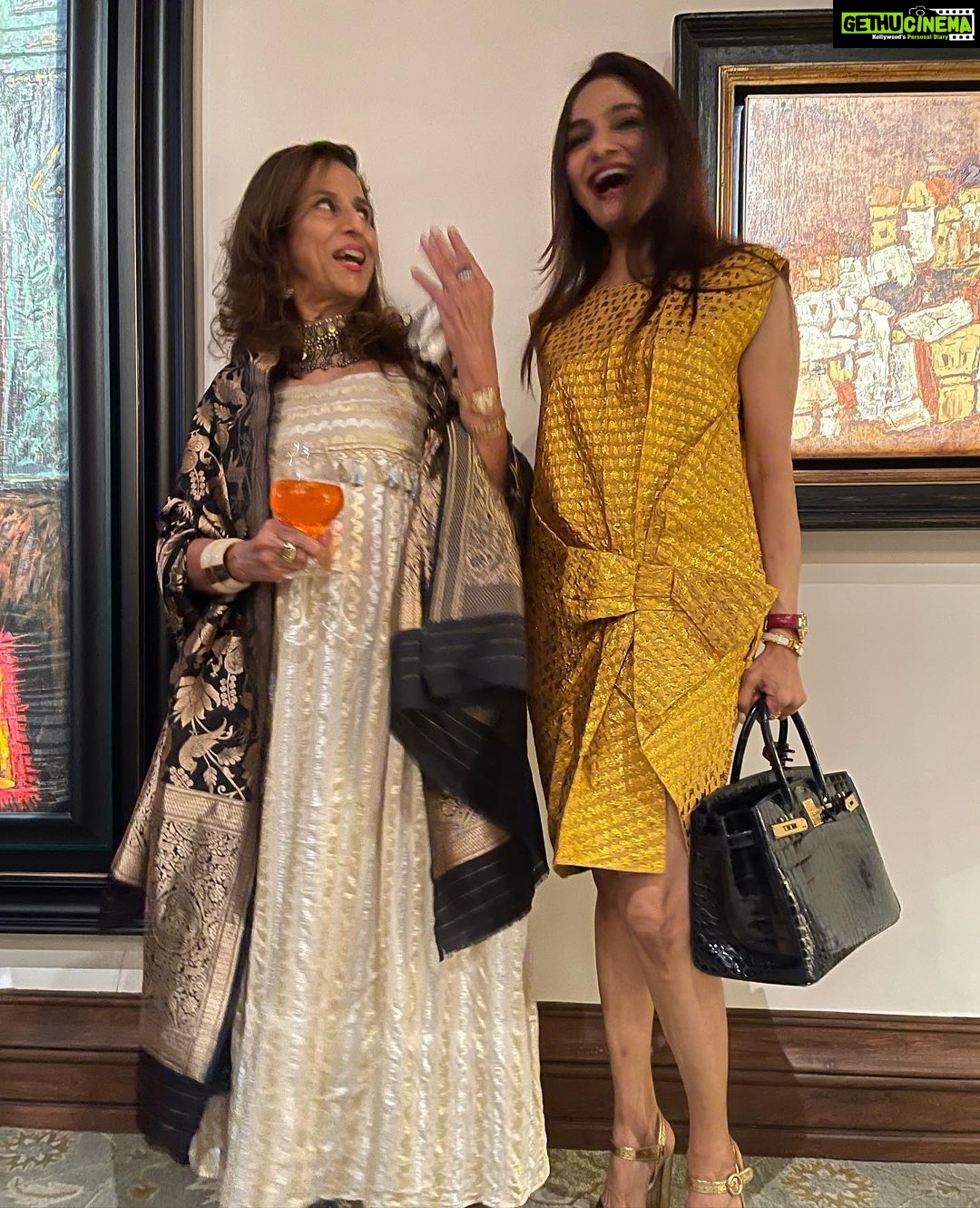 Madhoo Instagram - @shobhaade @dag.world wonderful eve into the art worldππππππ