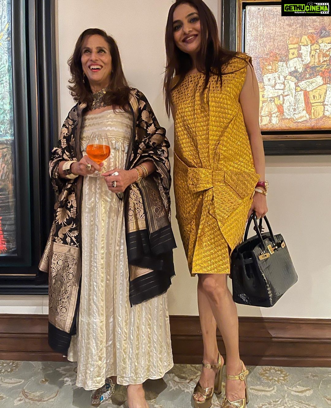 Madhoo Instagram - @shobhaade @dag.world wonderful eve into the art worldππππππ