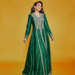 Madhuri Dixit Instagram - हमने तजुर्बे से सीखा है, एक बार मुस्कुराने पर दिल अपने आप झूम उठता है 💓 #Tuesday #TraditionalWear #IndianWear #Lookbook