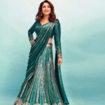 Madhuri Dixit Instagram - Adding some sparkle to your Sunday & mine ✨ #SundayVibes #Sparkle #Lookbook #TheFameGame