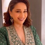 Madhuri Dixit Instagram - Trend alert🚨 #ReelItFeelIt #Retro #OldSongs #BollywoodMusic #Trending