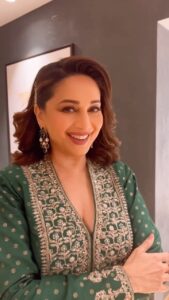Madhuri Dixit Instagram - Trend alert🚨 

#ReelItFeelIt #Retro #OldSongs #BollywoodMusic #Trending