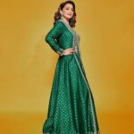 Madhuri Dixit Instagram - हमने तजुर्बे से सीखा है, एक बार मुस्कुराने पर दिल अपने आप झूम उठता है 💓 #Tuesday #TraditionalWear #IndianWear #Lookbook