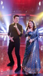 Madhuri Dixit Instagram - This was so much fun, wasn’t it? @riteishd! Thanks for being a sport & joining me in this one 😄

#Reel #DanceReel #Trending #KachaBadam