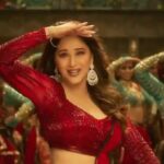 Madhuri Dixit Instagram - Saturday evenings are about fun & dancing because weekend is meant to be enjoyed! 💃🏼 #Dance #DanceReel #StepOfTheDay #ReelItFeelIt