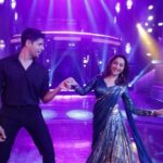 Madhuri Dixit Instagram - Groove mode on with Sidharth! It was absolute fun! Thanks for being a great partner in this one 😄 #Reel #ReelKaroFeelKaro #90sSongs #Bollywood #RomanticSong