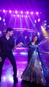 Madhuri Dixit Instagram - Groove mode on with Sidharth! It was absolute fun! Thanks for being a great partner in this one 😄 #Reel #ReelKaroFeelKaro #90sSongs #Bollywood #RomanticSong