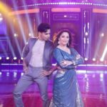 Madhuri Dixit Instagram - Always up for a groove on Ghaghra! Thank you, Ishaan! It was too much fun dancing with you 💃🏼 #Ghaghra #WednesdayVibes #BollywoodSong #DanceVideo #ReelKaroFeelKaro
