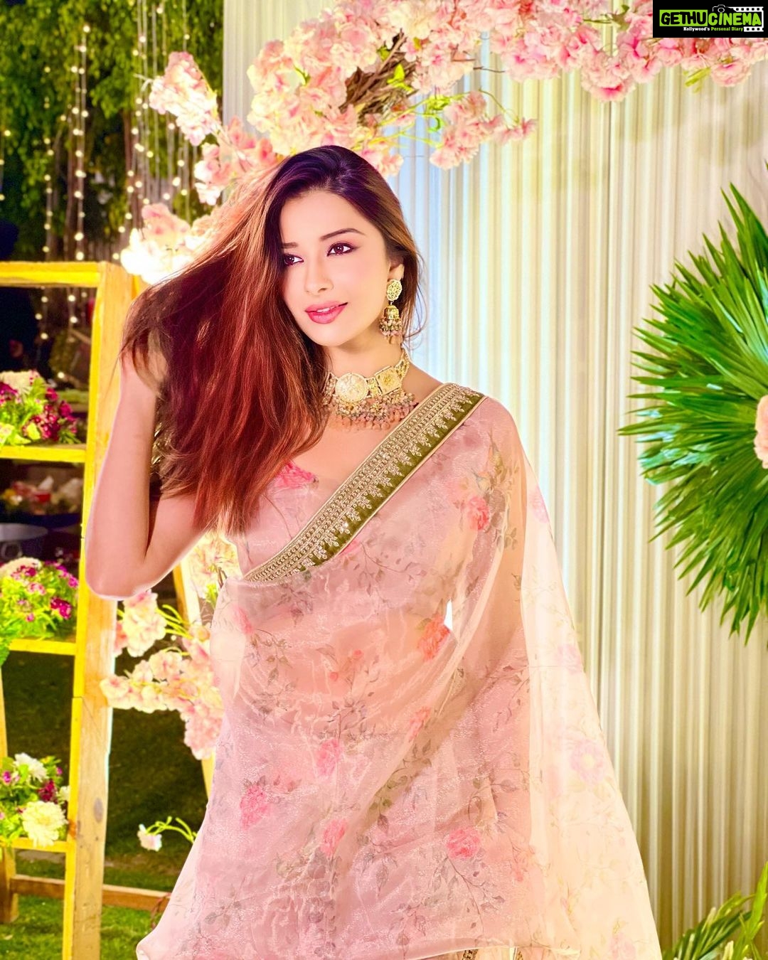 Madhuurima Instagram - Nothing makes an indian girl look as beautiful as a saree does. Isn’t it ?? Styled by @nehaadhvikmahajan Wearing @saavitheauthenticboutique Clicked by @nishantsinghm_official #theindianwedding #festive #bhaikishaadi #❤️