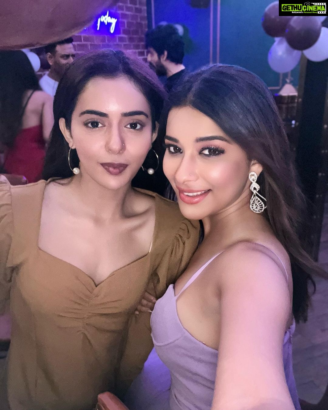 Madhuurima Instagram - #aboutlastnight with my birthday girl @nehaadhvikmahajan and my tribe @sana_sayyad29 @adhvik_official 💋💋💋