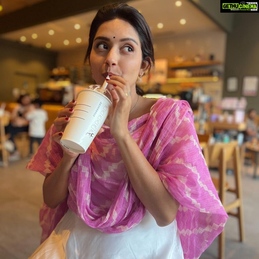 Mahima Nambiar Instagram - Forever mood 🤷🏻‍♀️ #weirdposer #awkwardposer #coffeelover #coffeeanytime #takeacoffeebreak #coffeehelps #cheatday