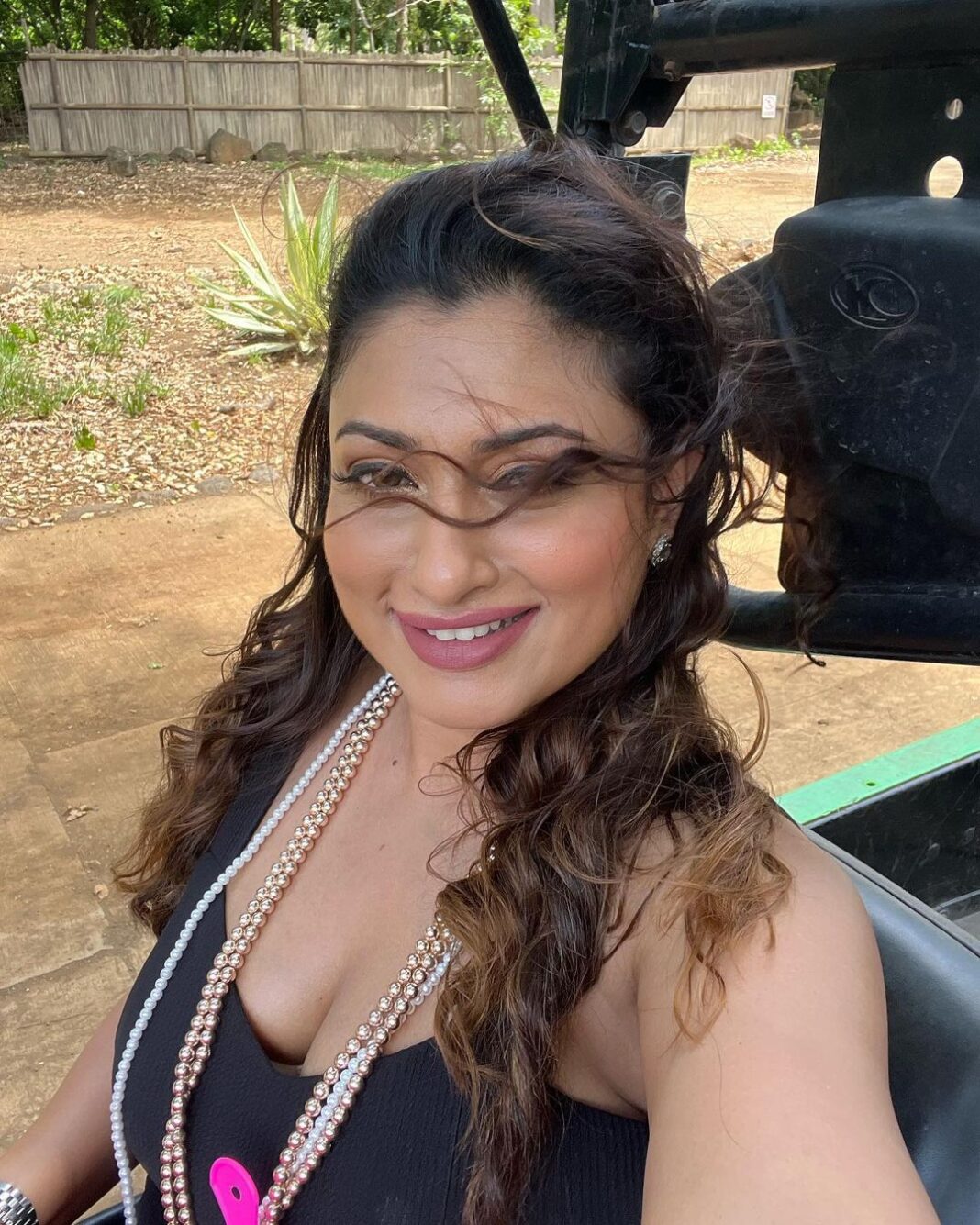 Malavika Instagram - Karuputhaan enaku Pudicha colouru 🖤🖤 #shootdiaries #tamilgolmaal #actressmalavika makeup by @maqboolpatel76 costumes by @suma.rana23 Casela