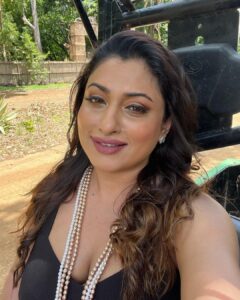 Malavika Instagram - Karuputhaan enaku
Pudicha colouru 🖤🖤 #shootdiaries #tamilgolmaal #actressmalavika makeup by @maqboolpatel76 costumes by @suma.rana23