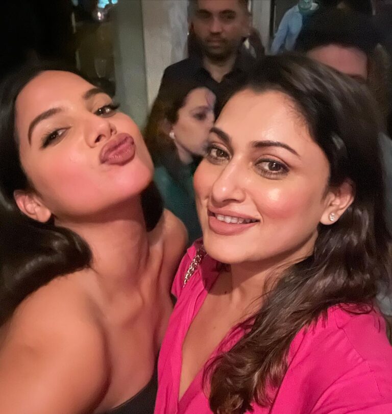 Malavika Instagram - Met this gorgeous girl @hope.tanya while shooting #tamilgolmaal. Absolutely adore and love her! She’s a complete doll! Love you my baby @hope.tanya