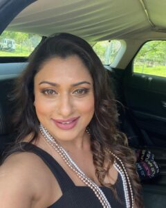 Malavika Instagram - Karuputhaan enaku
Pudicha colouru 🖤🖤 #shootdiaries #tamilgolmaal #actressmalavika makeup by @maqboolpatel76 costumes by @suma.rana23