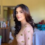 Malvika Sharma Instagram - I wonder what I look like in your eyes ❣️ Make up by @makeup_asfaque Hair by @irfanshaikh_hair_11.11 Styled by @designbyblueprint @blueprint_by_navya_divya