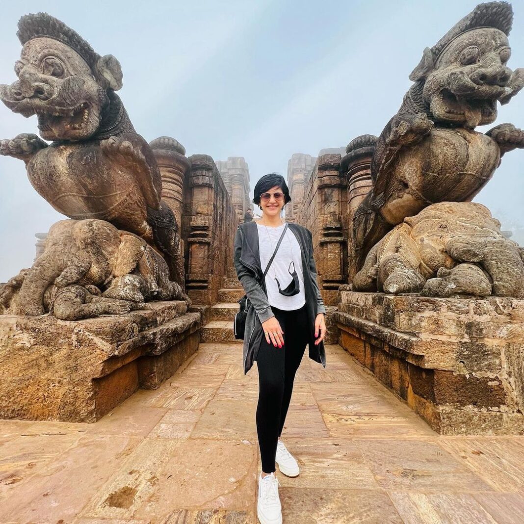 Mandira Bedi Instagram - Last weekend I visited Odissa for an event and got a few sights in. The #Suntemple was spectacular! Thank you @mycitylinks.in @preludeliveofficial @lyricistpriyankaa for an Allround beautiful visit. And these lovely pictures! Sun Temple,konark,orrisa