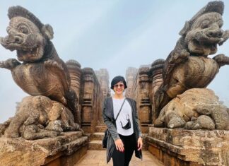 Mandira Bedi Instagram - Last weekend I visited Odissa for an event and got a few sights in. The #Suntemple was spectacular! Thank you @mycitylinks.in @preludeliveofficial @lyricistpriyankaa for an Allround beautiful visit. And these lovely pictures! Sun Temple,konark,orrisa