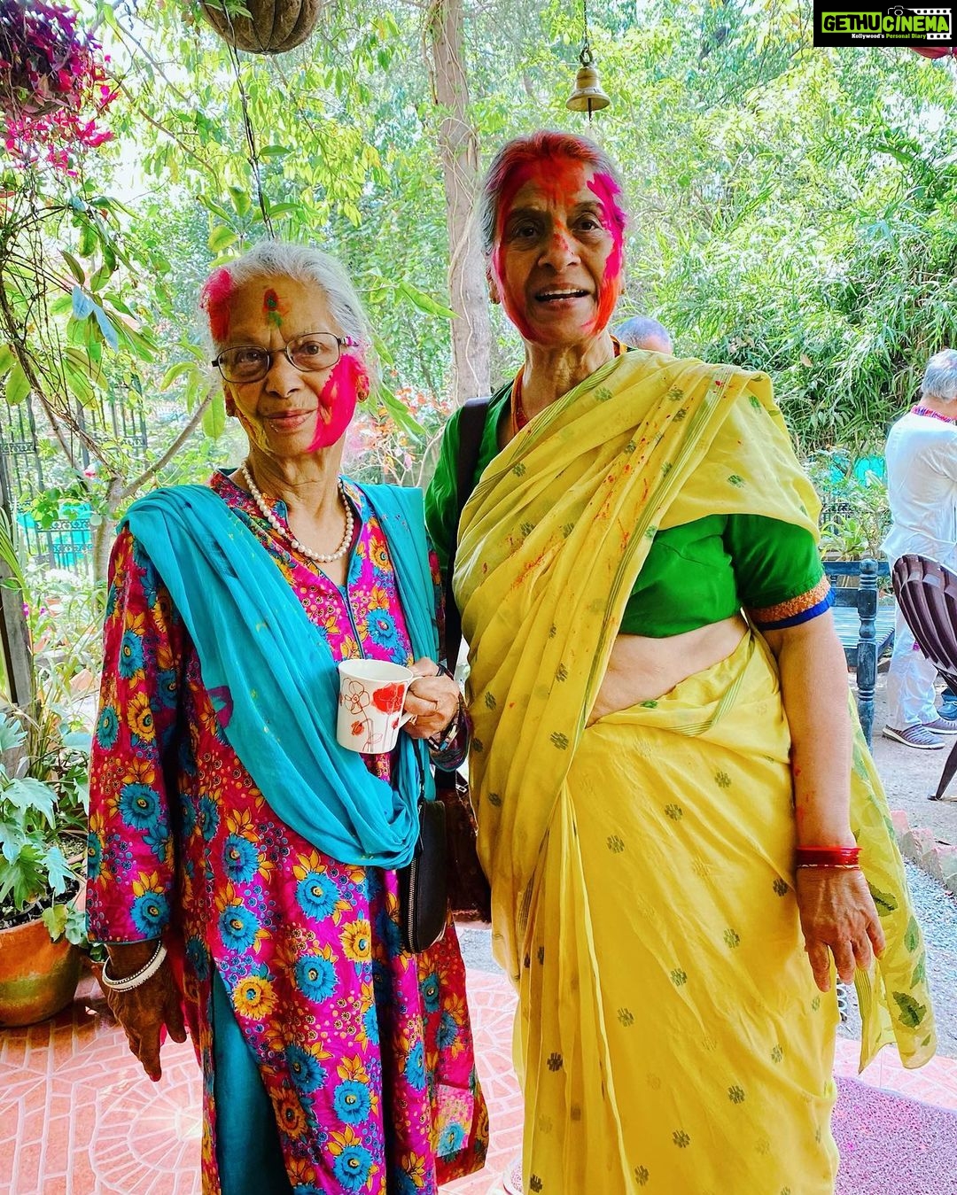 Manisha Koirala Instagram - Celebrating colours of life.. #happyholi #family #friendship #life #celebration