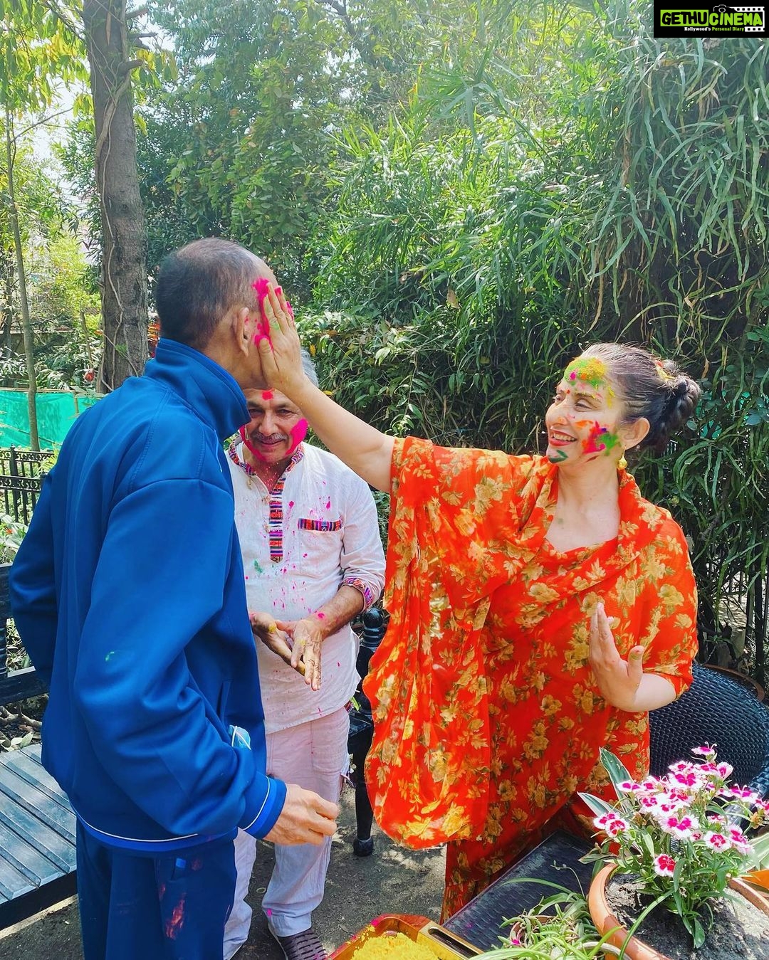 Manisha Koirala Instagram - Celebrating colours of life.. #happyholi #family #friendship #life #celebration
