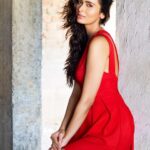 Meenakshi Dixit Instagram - Ne mei kamli kamli ❤️ #red #instagood #meenakshidixit #casualstyle #photooftheday #candid #trending #instafashion #fashion