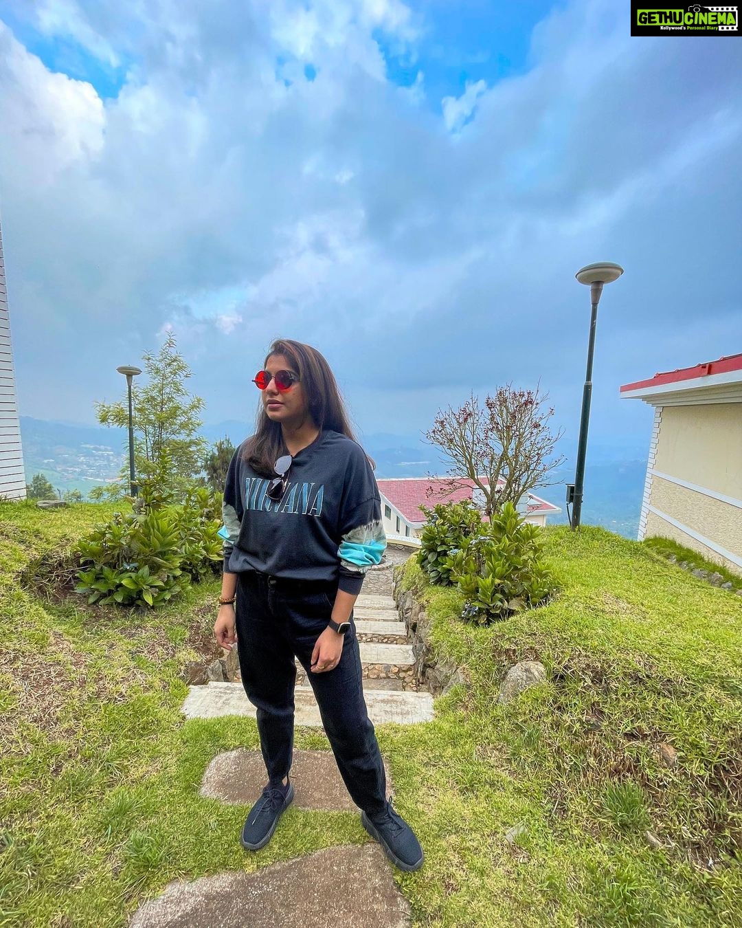 Meera Nandan Instagram - How I miss this view 😢✨ . 📸 @akhinair . #ooty #whataweekend #its81115 #bestpeople #love #positivevibes #memories #goodvibes #nature #shortestvacayever #memoriesmade Ooty & Coonoor, Nilgiri Hills, Tamil Nadu