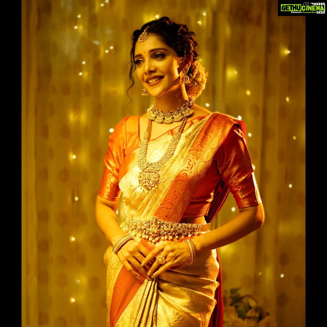 Milana Nagaraj Instagram - Saree: @mugdhaartstudio MUA: @makeup_sachin PC : @vinu5494 Jewellery: @sachibridalhouse ಕರ್ನಾಟಕದಲ್ಲಿ ಮೊಟ್ಟ ಮೊದಲ ಬಾರಿಗೆ #MUGDHAARTSTUDIO SILK SAREE SHOW ROOM ಬೆಂಗಳೂರು HSR Layout ನಲ್ಲಿ ಮಾರ್ಚ 27th ಭಾನುವಾರ Open ಆಗ್ತಿದೆ. GRAND OPENING ON MARCH 27th SUNDAY #MUGDHAARTSTUDIO #MUGDHASILKSAREE WELCOME TO BENGALURU @mugdhaartstudio 🙏🏻 #kanchipuram #mugdhaartstudio #mugdhabengaluru #silksaree #bengaluru #meravanigemovies #hsrlayout #karntaka #saree #sareelove #reelsinstagram