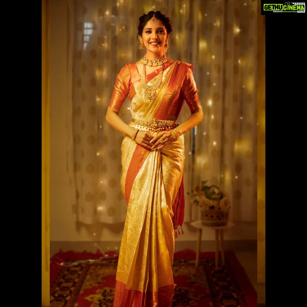 Milana Nagaraj Instagram - Saree: @mugdhaartstudio MUA: @makeup_sachin PC : @vinu5494 Jewellery: @sachibridalhouse ಕರ್ನಾಟಕದಲ್ಲಿ ಮೊಟ್ಟ ಮೊದಲ ಬಾರಿಗೆ #MUGDHAARTSTUDIO SILK SAREE SHOW ROOM ಬೆಂಗಳೂರು HSR Layout ನಲ್ಲಿ ಮಾರ್ಚ 27th ಭಾನುವಾರ Open ಆಗ್ತಿದೆ. GRAND OPENING ON MARCH 27th SUNDAY #MUGDHAARTSTUDIO #MUGDHASILKSAREE WELCOME TO BENGALURU @mugdhaartstudio 🙏🏻 #kanchipuram #mugdhaartstudio #mugdhabengaluru #silksaree #bengaluru #meravanigemovies #hsrlayout #karntaka #saree #sareelove #reelsinstagram