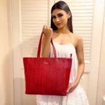 Mouni Roy Instagram – Can’t pick just one from these gorgeous @lavieworld bags. Swipe and comment which bag matches my look the best! Buy stunning #laviebags during #AjioAllStarSale only on @ajiolife

#lavieworld #lavieloving #lavieenrose #laviesport #fickleisfun #ad