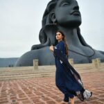 Mouni Roy Instagram - करपूर गौरम करूणावतारम संसार सारम भुजगेन्द्र हारम | सदा वसंतम हृदयारविंदे भवम भवानी सहितं नमामि || 🌸 🍃 आप सभी को महाशिवरात्री की हार्दिक शुभकामनाएँ 🍃🌸 #myoneandonly