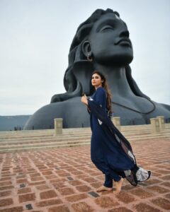 Mouni Roy Instagram - करपूर गौरम करूणावतारम
संसार सारम भुजगेन्द्र हारम |
सदा वसंतम हृदयारविंदे
भवम भवानी सहितं नमामि ||
🌸 🍃 आप सभी को महाशिवरात्री की हार्दिक शुभकामनाएँ 🍃🌸
#myoneandonly