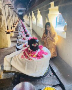 Mouni Roy Instagram - करपूर गौरम करूणावतारम
संसार सारम भुजगेन्द्र हारम |
सदा वसंतम हृदयारविंदे
भवम भवानी सहितं नमामि ||
🌸 🍃 आप सभी को महाशिवरात्री की हार्दिक शुभकामनाएँ 🍃🌸
#myoneandonly