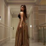 Mouni Roy Instagram - Feedle-de-de • • • In @deme_love_ X @kalkifashion Style my @anusoru @nidhikurda Hair @chettiarqueensly Make up @chettiaralbert Destination @nambiarbuilders Wedding planner @neferrtitiweddings Decor and styling @neferrtitiweddings Film maker @theweddingjournalsofindia Technical partner @resonateproblr Dj @dj_sharath Bangalore, India