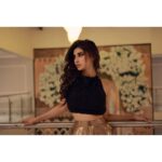 Mouni Roy Instagram - Feedle-de-de • • • In @deme_love_ X @kalkifashion Style my @anusoru @nidhikurda Hair @chettiarqueensly Make up @chettiaralbert Destination @nambiarbuilders Wedding planner @neferrtitiweddings Decor and styling @neferrtitiweddings Film maker @theweddingjournalsofindia Technical partner @resonateproblr Dj @dj_sharath Bangalore, India