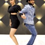 Mouni Roy Instagram - One with my very own @imouniroy 🤗❤️ dancing to our own song #poorigalbaat 🎤 by our rockstar @tigerjackieshroff 💪🏻❤️ @zeemusiccompany 💯 Finally we did a dancing reel together.. 💃🏻 🕺 🎥 @harikesh_wrc_ #godisgreat#poorigalbaat#bff