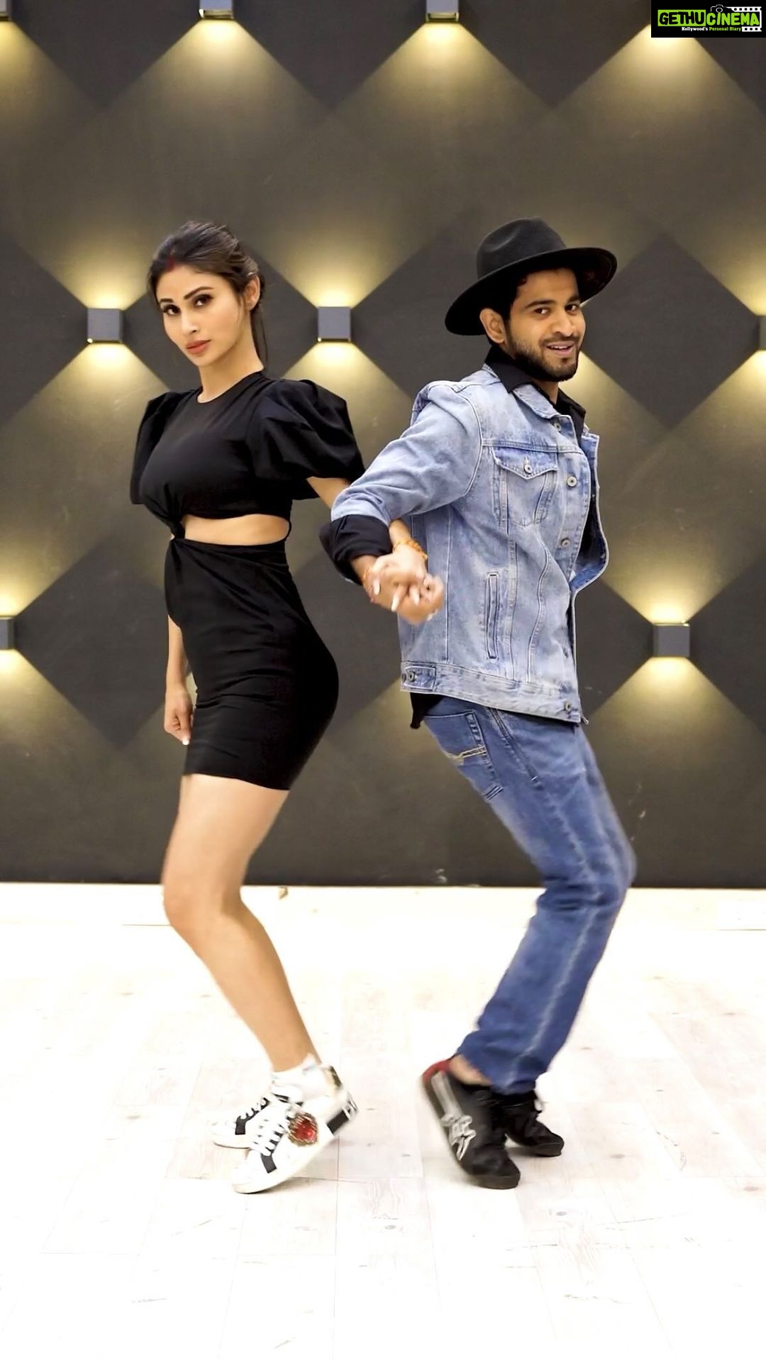 Mouni Roy Instagram - One with my very own @imouniroy 🤗❤️ dancing to our own song #poorigalbaat 🎤 by our rockstar @tigerjackieshroff 💪🏻❤️ @zeemusiccompany 💯 Finally we did a dancing reel together.. 💃🏻 🕺 🎥 @harikesh_wrc_ #godisgreat#poorigalbaat#bff