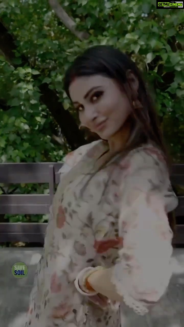 Mouni Roy Instagram - Super Excited to share with you the #SaveSoil Song and Dance. Feel the rhythm and put up your best moves for the dance 💃🩰 challenge. Let us come together for soil! #SaveSoil @sadhguru Let's make it happen! @consciousplanet #SoilSong #ActionNow savesoil.org