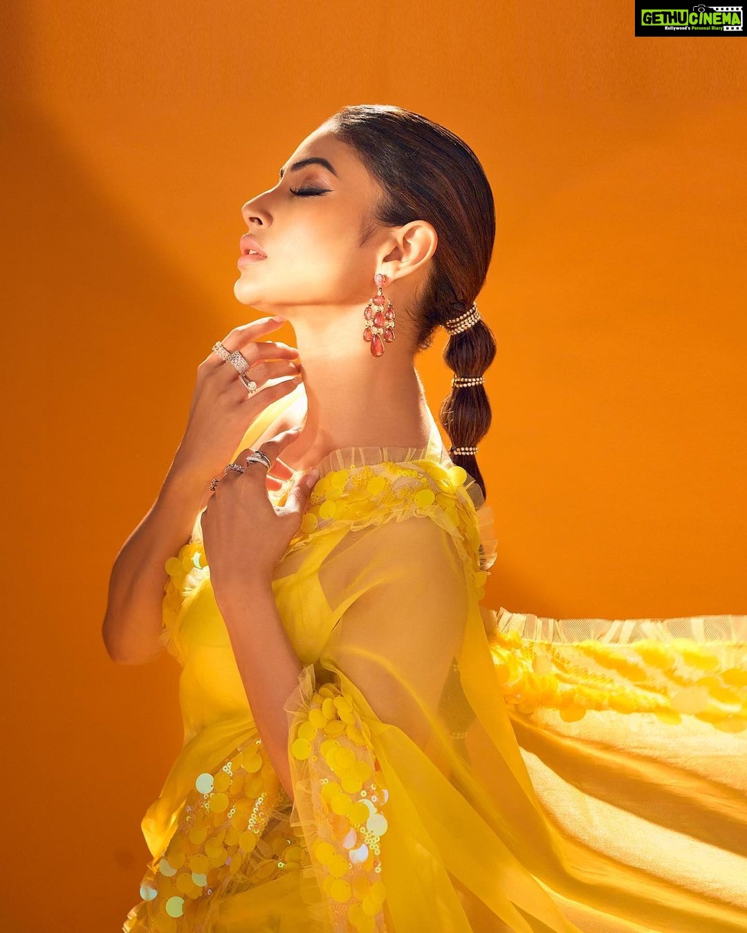Mouni Roy Instagram - It’s not what you look at matters, it’s what you see… 🌟 💫 Outfit by : @houseofneetalulla x @neeta_lulla Jewellery by : @goenkaindia Rings : @mozaati x @rishirichjewels Styled by : @manekaharisinghani for @stylebalmco Shot by : @tejasnerurkarr Hair: @chettiarqueensly Make up: @mukeshpatilmakeup @zeetv #didlilmasters