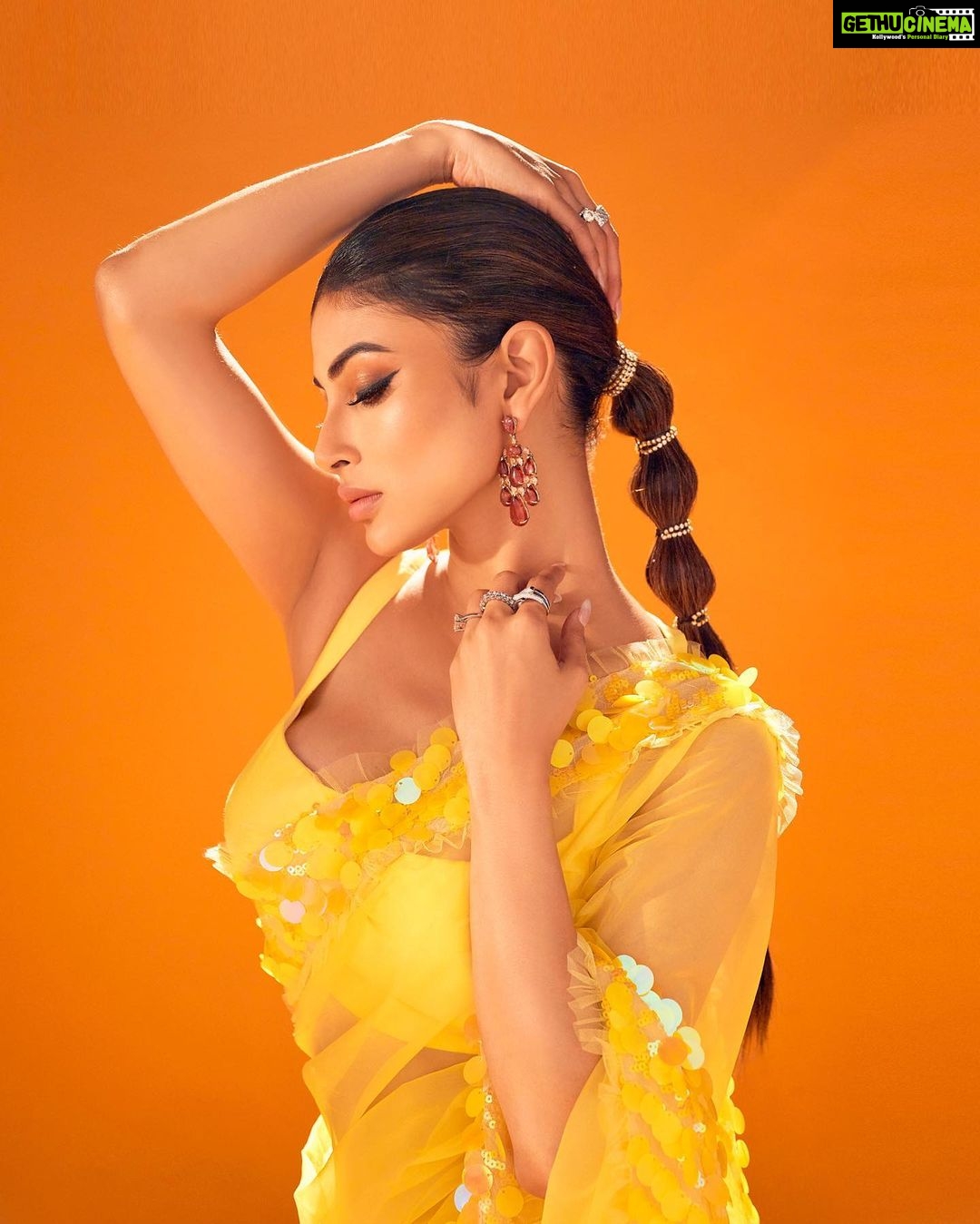 Mouni Roy Instagram - It’s not what you look at matters, it’s what you see… 🌟 💫 Outfit by : @houseofneetalulla x @neeta_lulla Jewellery by : @goenkaindia Rings : @mozaati x @rishirichjewels Styled by : @manekaharisinghani for @stylebalmco Shot by : @tejasnerurkarr Hair: @chettiarqueensly Make up: @mukeshpatilmakeup @zeetv #didlilmasters