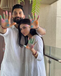 Mouni Roy Instagram - May your lives forever be filled with colours of joy, love & laughter 
💙💚💛🧡❤️💜🖤🤍🤎
HAPPPPPYYYYYYY HOLIIIIIIIIIIIII 💦 
#ourfirst 🔆🔱