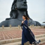 Mouni Roy Instagram - करपूर गौरम करूणावतारम संसार सारम भुजगेन्द्र हारम | सदा वसंतम हृदयारविंदे भवम भवानी सहितं नमामि || 🌸 🍃 आप सभी को महाशिवरात्री की हार्दिक शुभकामनाएँ 🍃🌸 #myoneandonly