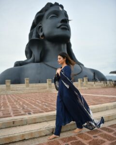 Mouni Roy Instagram - करपूर गौरम करूणावतारम
संसार सारम भुजगेन्द्र हारम |
सदा वसंतम हृदयारविंदे
भवम भवानी सहितं नमामि ||
🌸 🍃 आप सभी को महाशिवरात्री की हार्दिक शुभकामनाएँ 🍃🌸
#myoneandonly