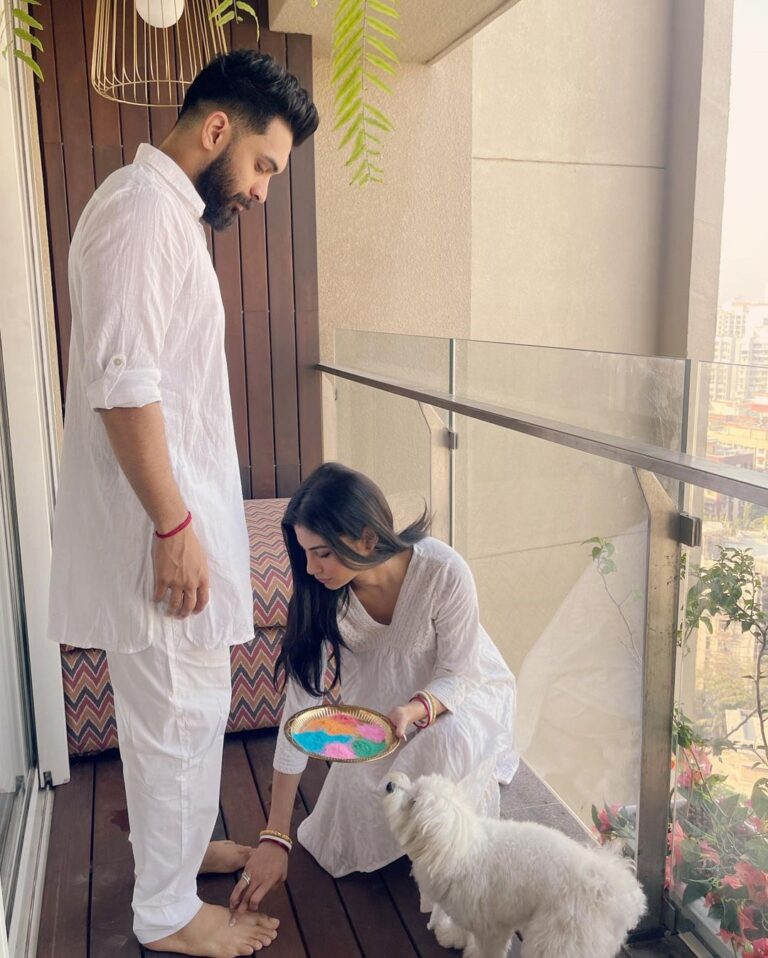 Mouni Roy Instagram - May your lives forever be filled with colours of joy, love & laughter 💙💚💛🧡❤️💜🖤🤍🤎 HAPPPPPYYYYYYY HOLIIIIIIIIIIIII 💦 #ourfirst 🔆🔱