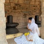 Mouni Roy Instagram - करपूर गौरम करूणावतारम संसार सारम भुजगेन्द्र हारम | सदा वसंतम हृदयारविंदे भवम भवानी सहितं नमामि || 🌸 🍃 आप सभी को महाशिवरात्री की हार्दिक शुभकामनाएँ 🍃🌸 #myoneandonly