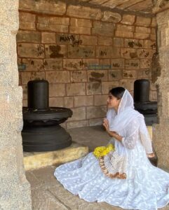 Mouni Roy Instagram - करपूर गौरम करूणावतारम
संसार सारम भुजगेन्द्र हारम |
सदा वसंतम हृदयारविंदे
भवम भवानी सहितं नमामि ||
🌸 🍃 आप सभी को महाशिवरात्री की हार्दिक शुभकामनाएँ 🍃🌸
#myoneandonly