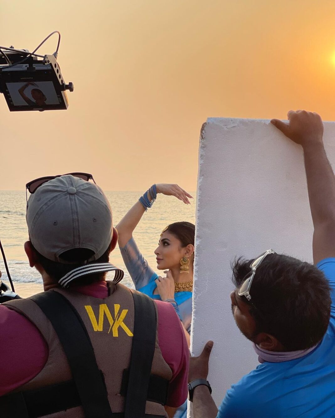 Mouni Roy Instagram - मेरे घुंगरू, सूर्यास्त और कराकट्टम