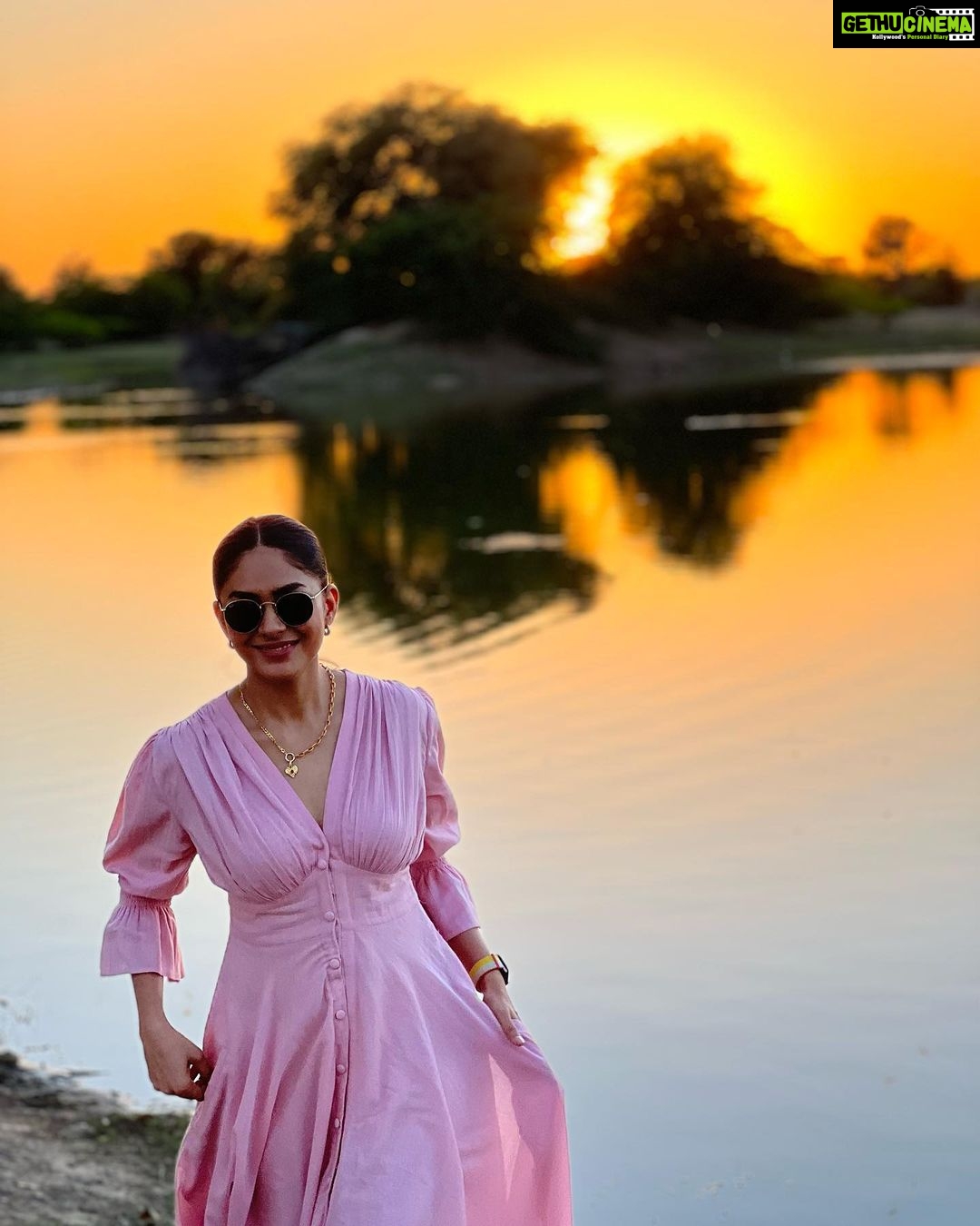 Mrunal Thakur Instagram - Sunsets state of Mind 🌅🦩 Bikaner-The Smart City