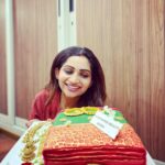 Nakshathra Nagesh Instagram – True facts! 

1. I am holding a cake and it’s 100% edible! 
2. I made my husband take a 100 photos and wait for 2 hours to cut it because it was too pretty 😍 
3. @cakekart.in can make the sky fall down because I don’t think there’s anything they can’t do. 🙈 I mean just looook! 

You can try to buy me a million gifts but every celebration feels incomplete without a special cake and that’s where @cakekart.in makes every dream come true! 

Thank you soooo much @cakekart.in . You are going to be troubled very often now 😋